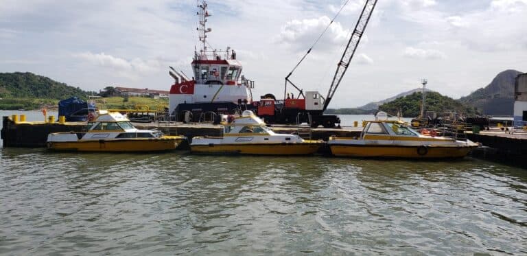 Lanchas da Vitsea junto à balsa com guindaste na operação