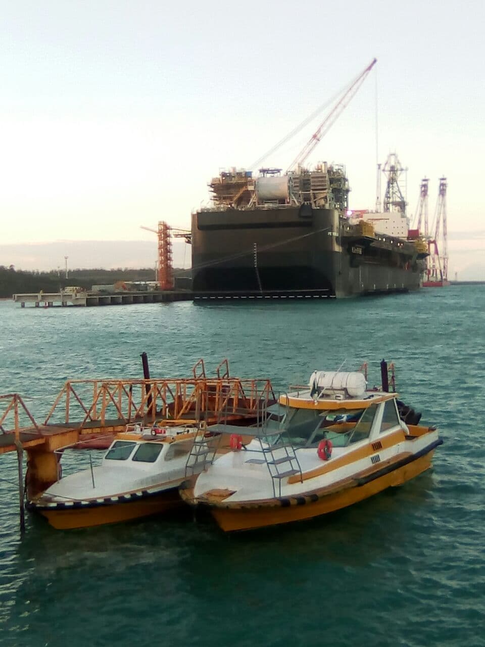 Lanchas da Vitsea atracadas com plataforma offshore ao fundo